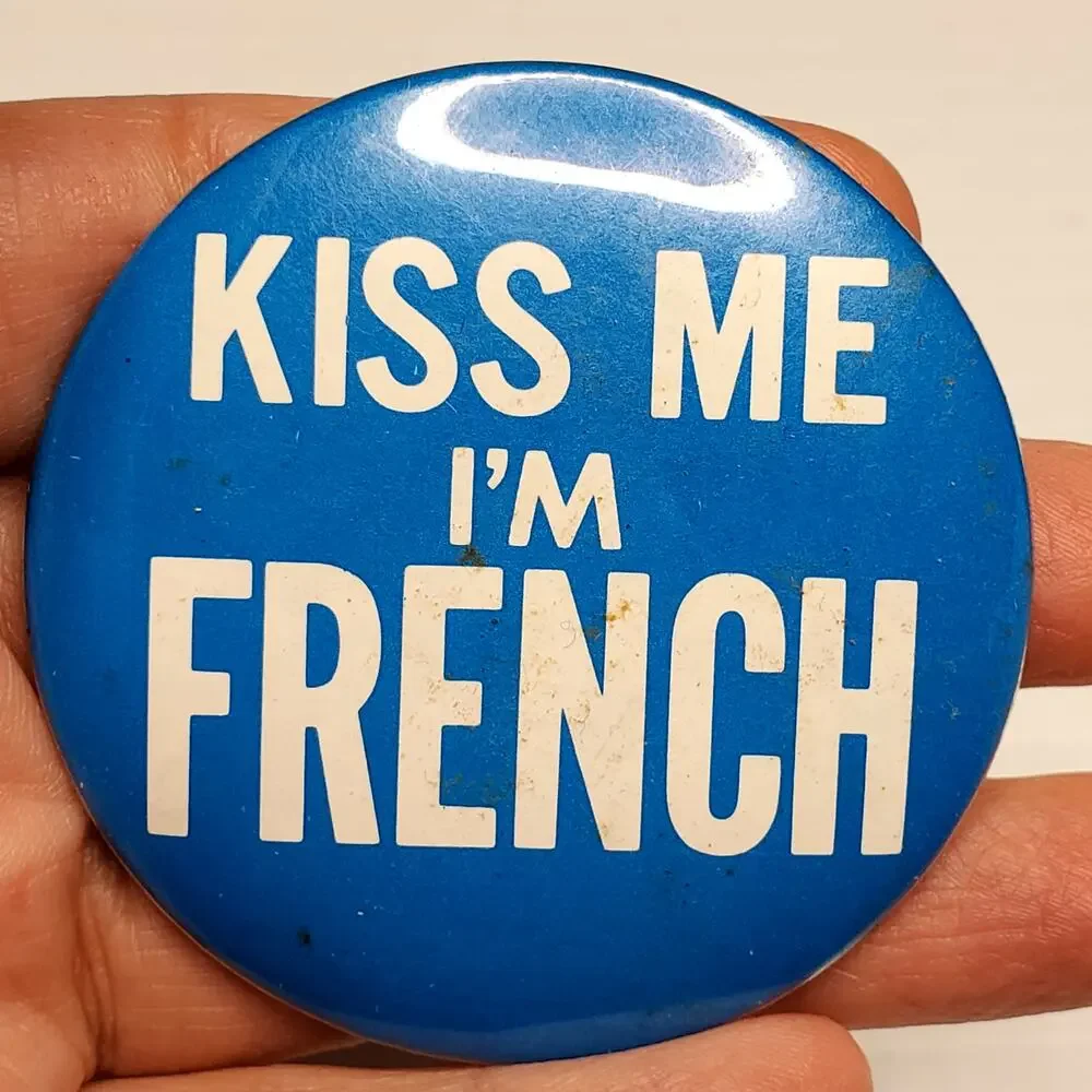 Kiss Me I'm French Button Pin Vtg 2